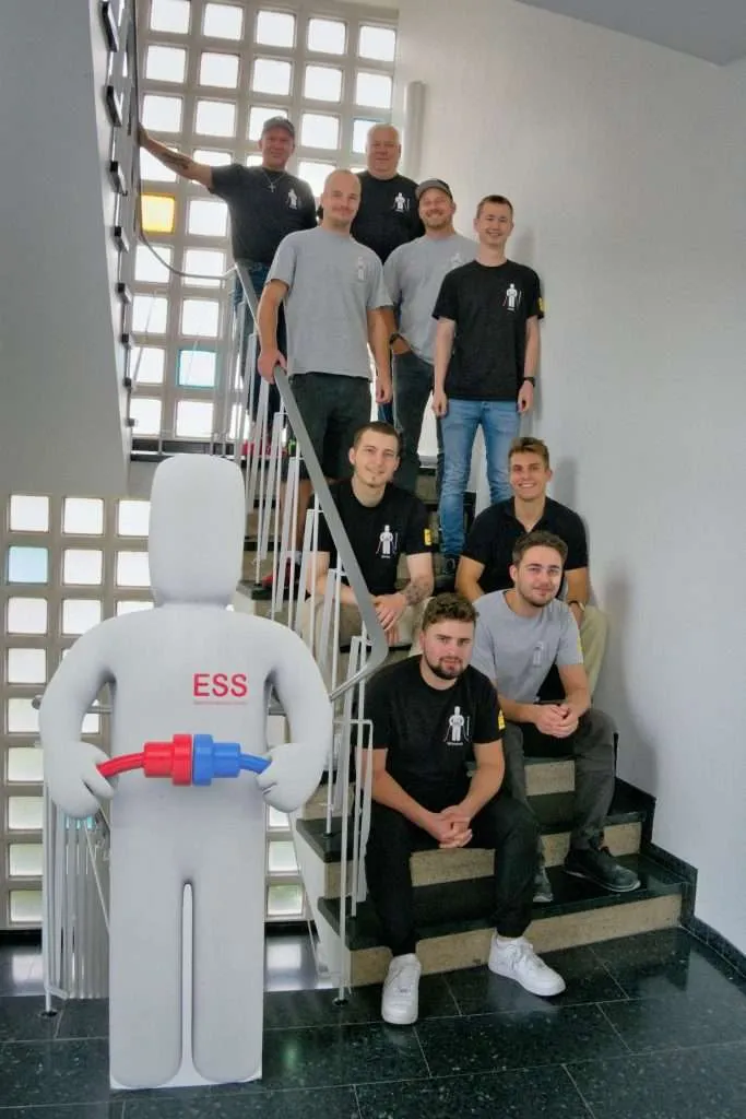 Das Team der ESS Elektroinstallations GmbH im Treppenhaus des Betriebs